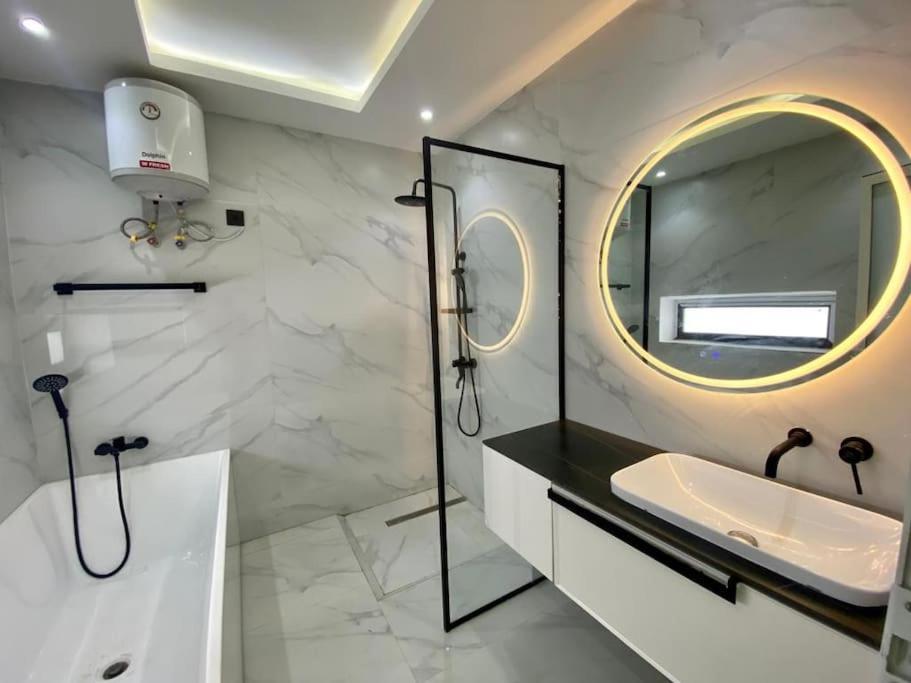 Magnifique Appartement: Luxe Piscine Et Terrasse Aux Almadies *